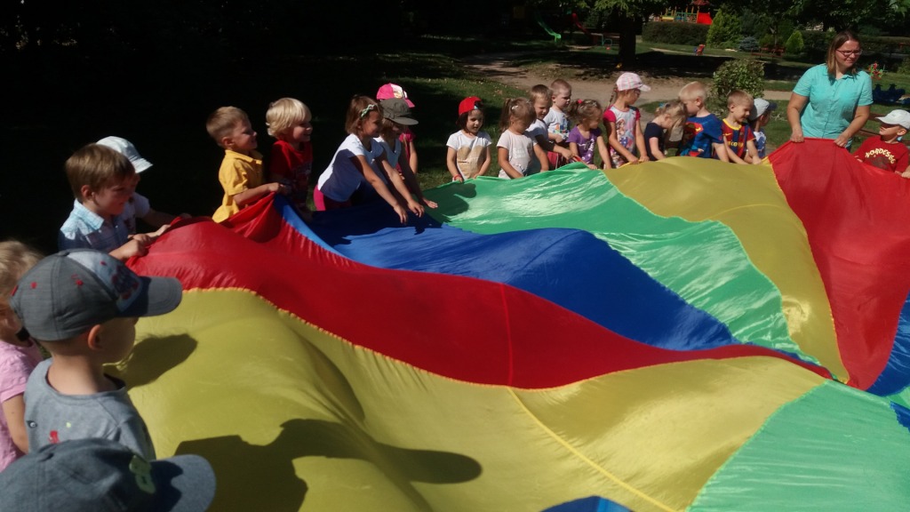 Zabawy z chustą animacyjną ,,KLANZA”